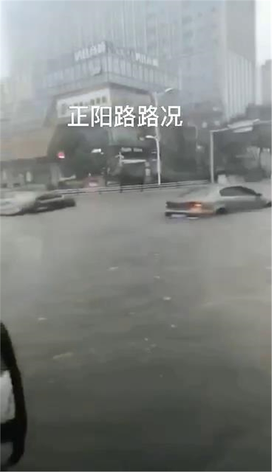 臺風巴威造成青島城市內澇，機動車熄火
