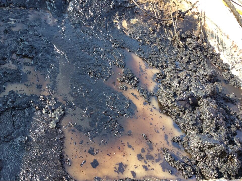 含油污水是原油、泥沙、水等的混合物。